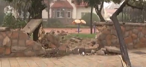 青岛一保时捷穿破50cm厚石墙零件碎一地 声如煤气爆炸 青岛一保时捷穿破50cm厚石墙零件碎一地 声如煤气爆炸