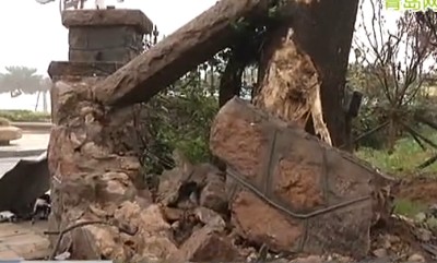 青岛一保时捷穿破50cm厚石墙零件碎一地 声如煤气爆炸 青岛一保时捷穿破50cm厚石墙零件碎一地 声如煤气爆炸