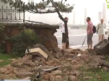 青岛一保时捷穿破50cm厚石墙零件碎一地 声如煤气爆炸 青岛一保时捷穿破50cm厚石墙零件碎一地 声如煤气爆炸