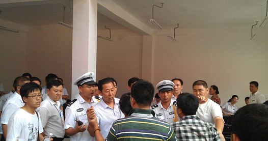 青岛伟东幸福之城要求先交钱后验房 业主维权被打 青岛伟东幸福之城要求先交钱后验房 业主维权被打