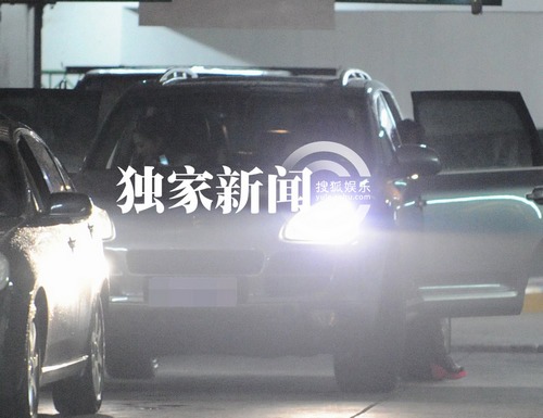 王学圻深夜驾车送范冰冰回家 大声说笑似关系密切