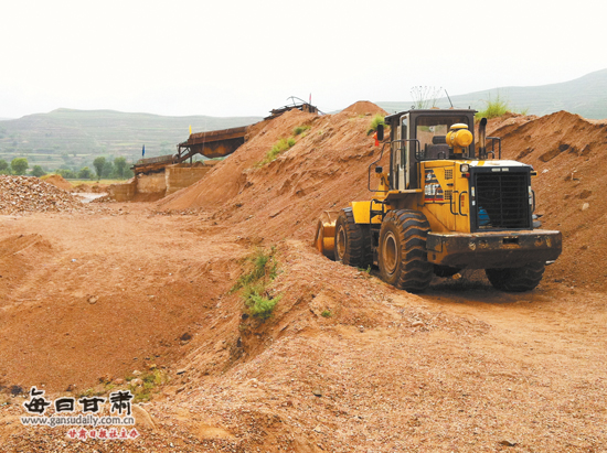 通渭县义岗镇文化村一采砂场侵田毁路村民自发维权时发生惨剧造成一人身亡