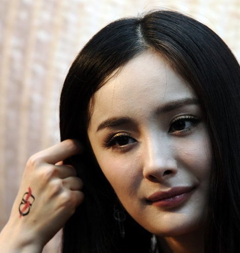 杨幂素颜照曝光皮肤粗糙