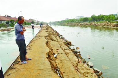 青岛胶南现豆腐渣工程 健身广场建好半月就坍塌遭痛批