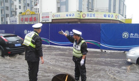 青岛交警李涌大雨天湿身执勤爆红 网友盛赞传奇交警 青岛交警李涌大雨天湿身执勤爆红 网友盛赞传奇交警