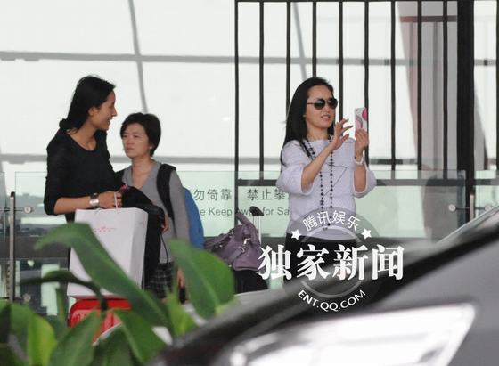 杨钰莹素颜独自来京 出机场狂拍照