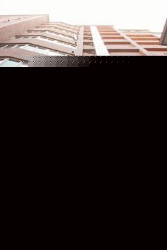 一名随母亲投宿饭店的四岁女童上午从饭店九楼楼梯间气窗坠楼，掉落在一楼铁皮屋顶上被紧急送医抢救。