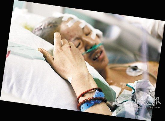 女子已苏醒,但神情痛苦 女子已苏醒,但神情痛苦