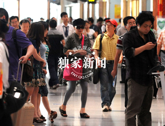 蔡明与助理一同离京 素颜衣着低调