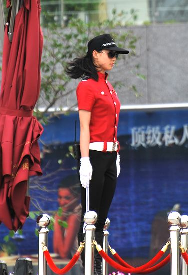 青岛豪宅兴起美女保安 惊艳秒杀各种车模