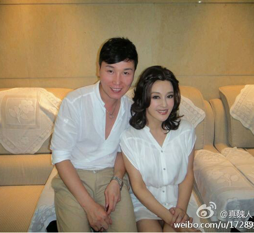 网友微博曝刘晓庆合影，指其没穿内裤