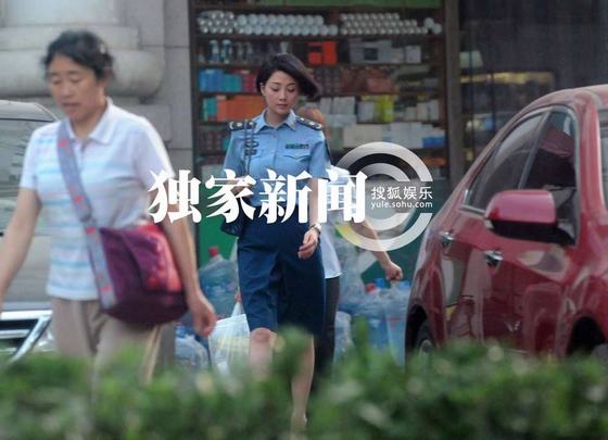 殷桃穿军装逛街引围观 曾被按头送进富商怀抱