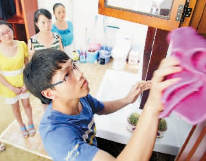 擦柜子，漏掉边角是不合格的。