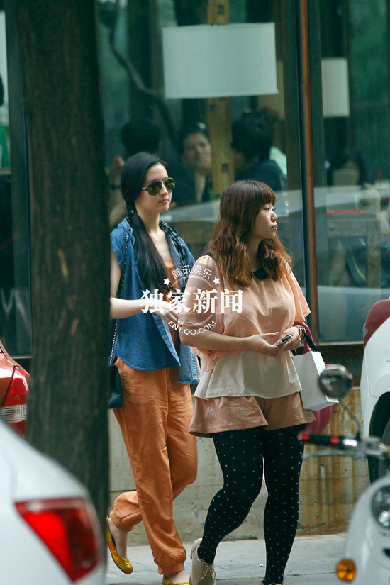 刘亦菲素颜逛街
