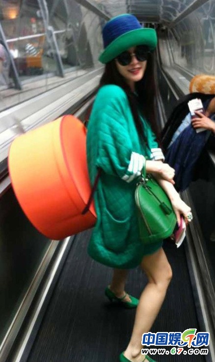 范冰冰机场调皮秀美腿