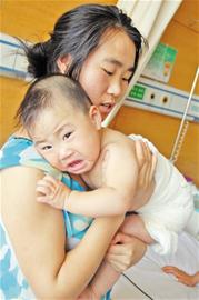 女婴坐进滚开汤锅