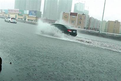 跨海大桥下桥匝道积水成池塘6辆车熄火被淹