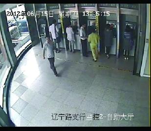 男子捡卡归还对方不道谢 再捡卡提5000