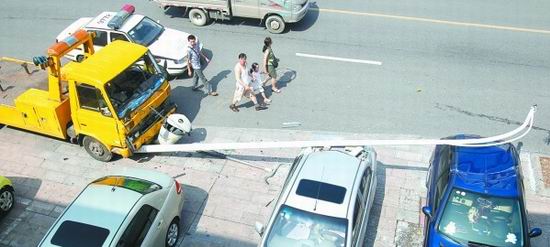 无牌清障车下坡刹车失灵撞灯杆