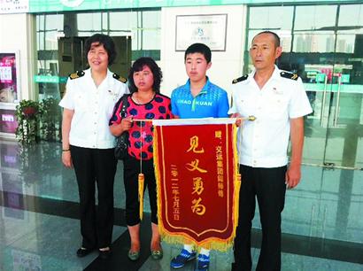 男子救人后离开 为道谢妈妈等7天 男子救人后离开 为道谢妈妈等7天