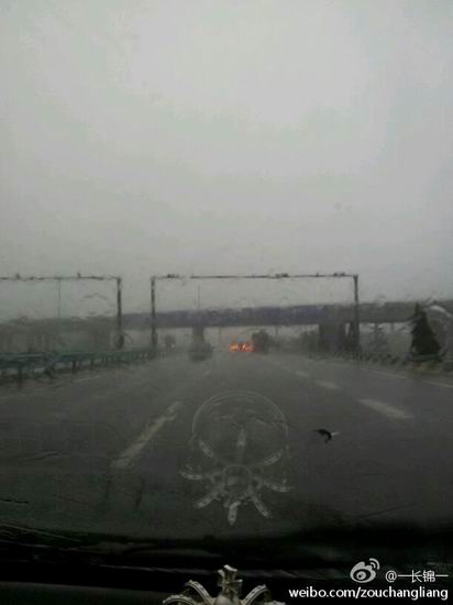 青岛暴雨昼如夜 网友感叹雨刷不够用