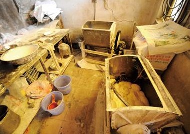 馒头作坊搜出增白剂 日产千斤销往工厂学校