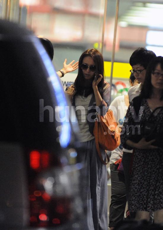 佟丽娅黑脸打电话疑与陈思成吵架