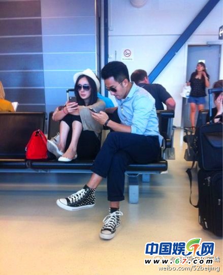 杨幂刘恺威这对情侣档自从公布恋情后，就时时有新料爆出占据娱乐版头条。然而昨日的一张照片却让两人受到不少网友炮轰“没素质”。