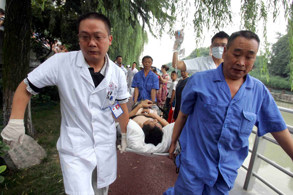 成都醉酒男子当街切腹自杀获救