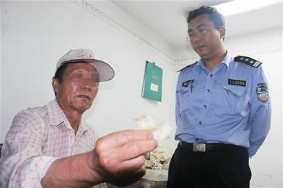 市民早市高价买下假冒神药 蹲守1年抓骗子