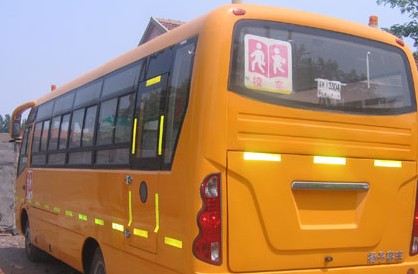 新换扬子校车又现发动机漏油 质量频现称正常