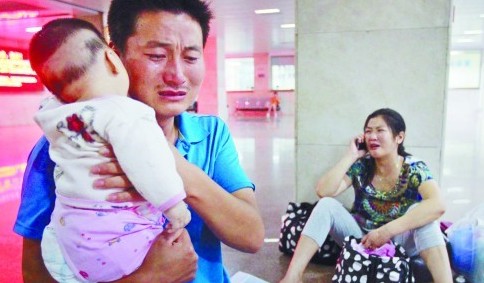 3月男婴肝脏长满肿瘤 家人青岛求医无救绝望痛哭 3月男婴肝脏长满肿瘤 家人青岛求医无救绝望痛哭