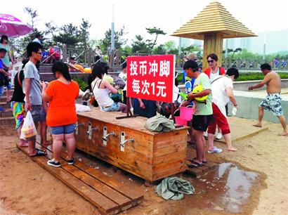 青岛海边游客爆满 一浴10万石老人6万
