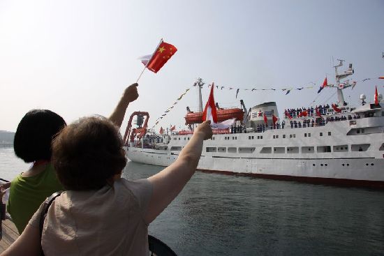 蛟龙号凯旋抵青 女潜航员有望入深海