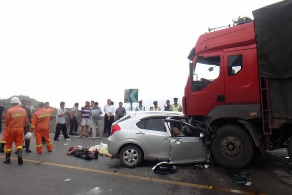 贵州重型货车与轿车相撞5人遇难