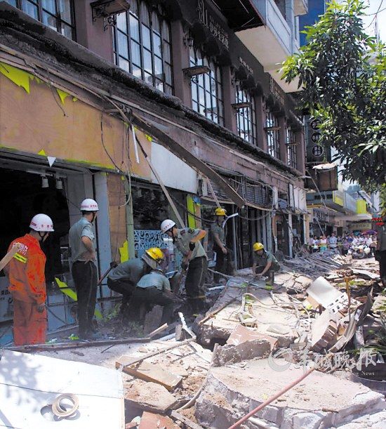 东莞30米临街阳台坍塌 男子救下十余路人