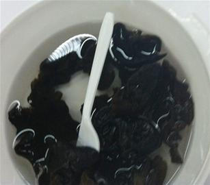 青岛乐天马特价格欺诈结账翻一番 沃尔玛一级黑木耳一泡变白