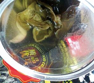 青岛乐天马特价格欺诈结账翻一番 沃尔玛一级黑木耳一泡变白