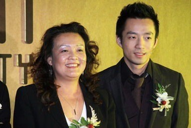 张兰与儿子汪小菲 张兰与儿子汪小菲