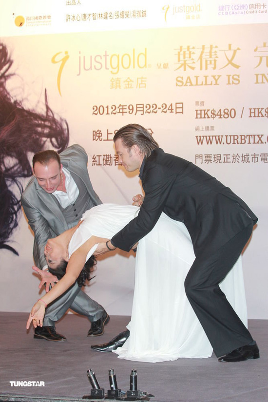 51岁叶倩文穿大露背装