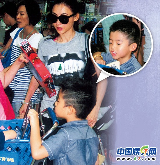 张柏芝携子玩具城疯玩 小Q被欺负Lucas发型酷