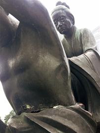 青岛东海路雕塑一条街风光不再 岳飞背刻满涂鸦少女截肢