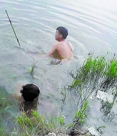 青岛16岁男孩水塘溺亡 堂哥无意间拍整个过程