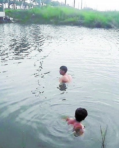 青岛16岁男孩水塘溺亡 堂哥无意间拍整个过程