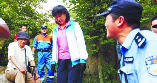 青岛夫妻爬山掉队被困密林 绝望连吞10粒救心丸 青岛夫妻爬山掉队被困密林 绝望连吞10粒救心丸