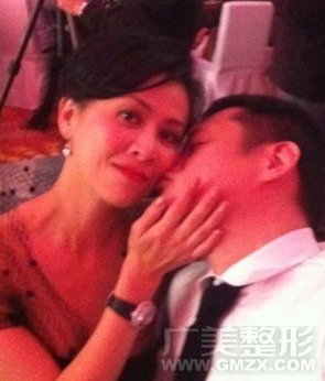 刘嘉玲露出惹火上围，被张叔平趴在肩膀上腻歪，还被其亲吻脸颊