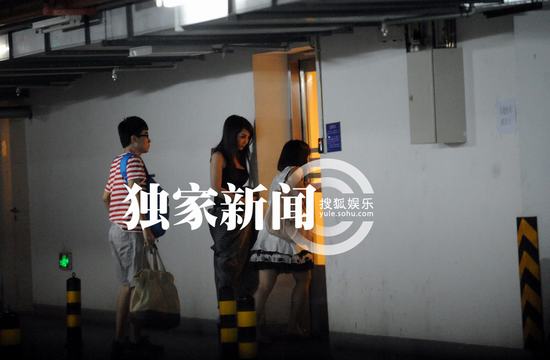 柳岩踩十寸高跟秀身材