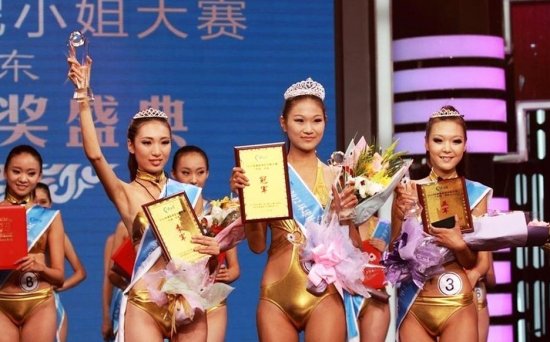 山东比基尼小姐激凸似人妖 组委会称系灯光导致