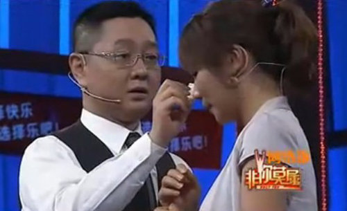 张绍刚转变风格大赞求职女 当场为其擦眼泪