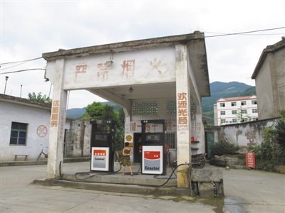 重庆涪陵一家远离城区的民营加油站。涪陵石油成品油协会介绍，民营加油站多被挤出城区，目前城区只有两家是民营。新京报首席记者杨万国 摄